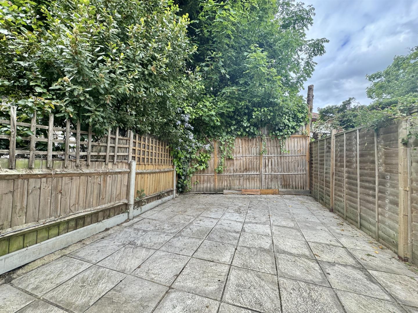 2 bed property in Pine Close, London